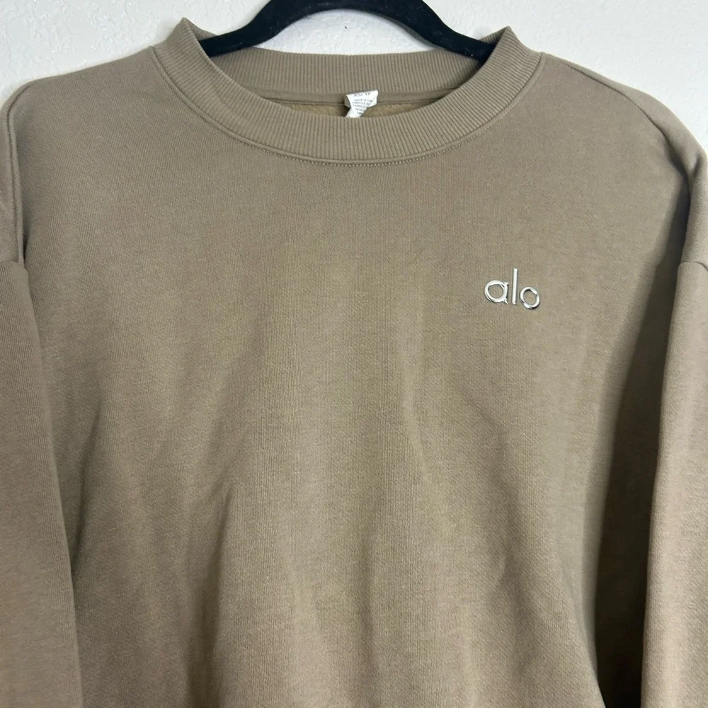ALO Yoga Accolade Crewneck Pullover Sweatshirt - Picture 7 of 11